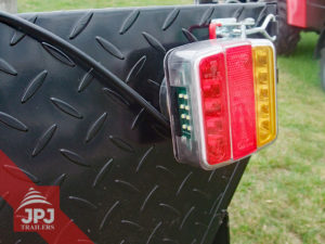 Magnetic-LED-light-on-trailers-for-quads-